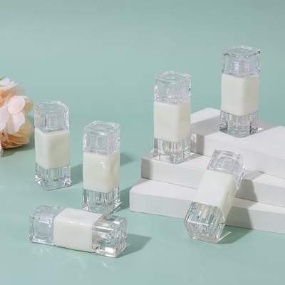 Plastic Lip Gloss Stick Empty Tube Container with Customized Logo and 2.6ML Capacity